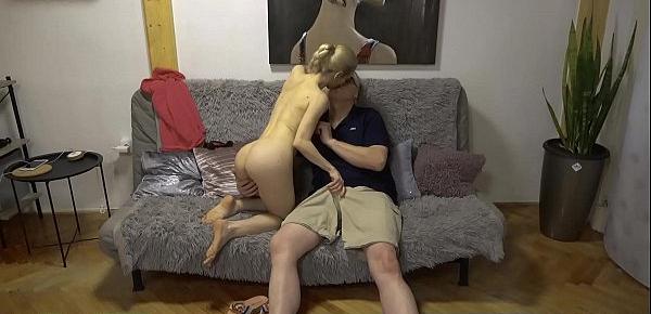 Niemand saugt ihn besser! Der blonde Pornostar Nesty saugt den Schwanz wie keine zweite. Hingebungsvoll, ausdauernd und leidenschaftlich bringt sie den geilen Hans zum spritzigen Höhepunkt!